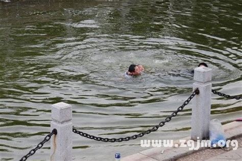 夢見別人玩水